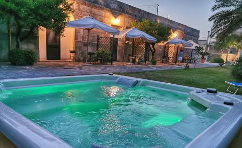 una piscina con agua verde en un patio trasero en Villa Papaleo B&B, en Bagnolo del Salento