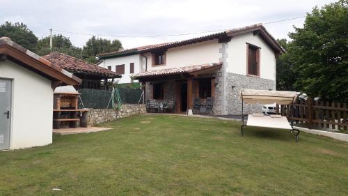 una casa con un patio delante de ella en Vivienda Vacacional Del Busto, en Fresno