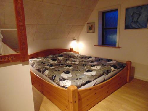 um quarto com uma cama grande num quarto em Verstvej bed and brekfast em Egtved
