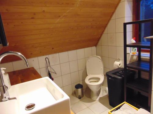 uma casa de banho com um lavatório e um WC em Verstvej bed and brekfast em Egtved