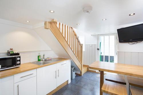 Una cocina o zona de cocina en Whitstable Fisherman's Huts