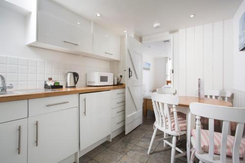 Una cocina o zona de cocina en Whitstable Fisherman's Huts