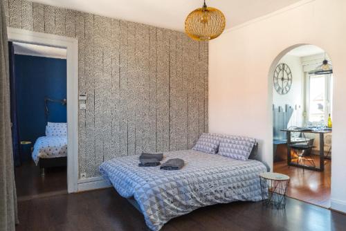 - une chambre avec un lit et une chambre avec une table dans l'établissement Gîte Hopla 2 chambres, à Colmar