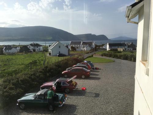 um grupo de carros estacionados numa estrada em Roskeel House em Achill