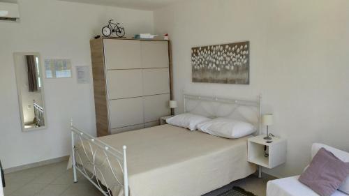 sypialnia z dużym łóżkiem i szafką w obiekcie Studio Apartment Luce w Marinie