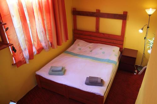 een slaapkamer met een bed met twee handdoeken erop bij Apartment Rumbas - 6 in Kuldīga
