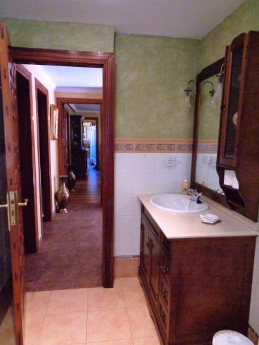 a bathroom with a sink and a mirror at Apartamento Casa Geli # 2 in Onís