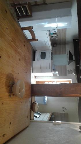 - une vue sur le plafond dans l'établissement Maison au village du livre, à Montolieu