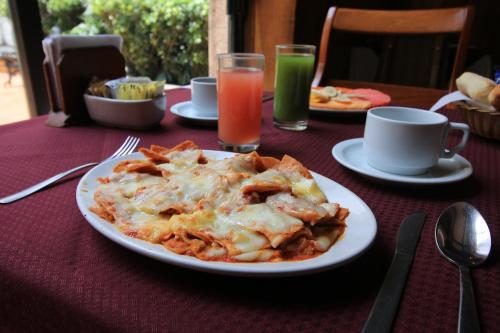 メキシコシティにあるHotel Maria Cristinaのテーブルの上にパスタの皿が置かれている