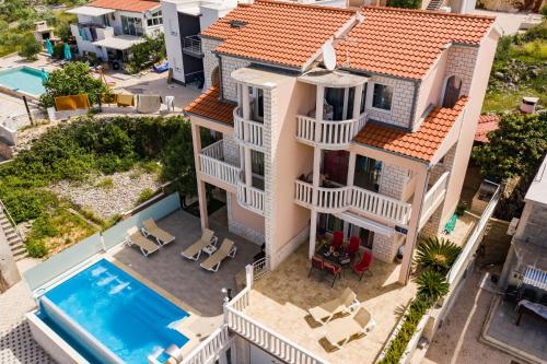 Bazén v ubytování Apartments Ksenija nebo v jeho okolí