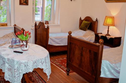 1 dormitorio con 2 camas individuales y mesa en Penzion u Čermáka, en Ostrov