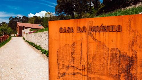 a sign that says casa do navaho next to a road at Agrinho Suites & Spa Gerês in Valdosende