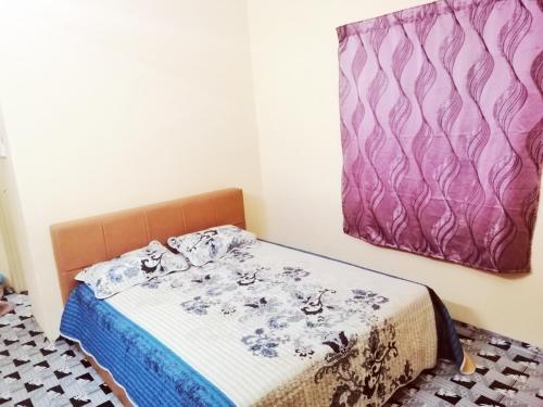 Cama en habitación con ventana púrpura en Homestay Bandar Pekan - musleem preferred, en Pekan