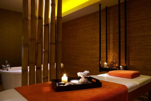 een slaapkamer met een bed met kaarsen en een wastafel bij Limneon Resort & Spa in Kastoria