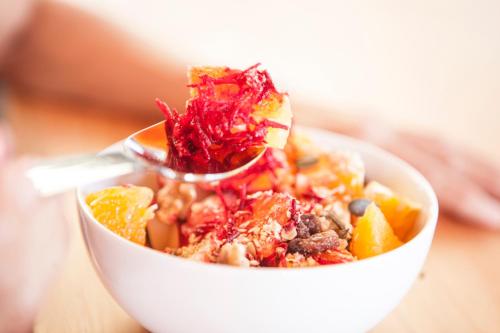 BiscoitosCaparica Azores Ecolodge的一个盛着食物的白色碗，旁边放着一把勺子。