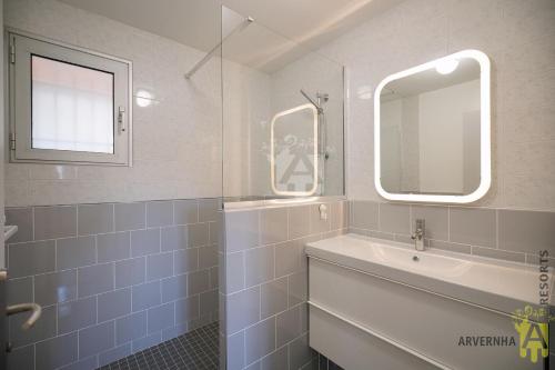 ein Badezimmer mit Waschbecken und Spiegel in der Unterkunft Le Chaudefour in Chambon-sur-Lac