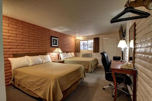 En eller flere senge i et værelse på Country Inn Beaver Utah
