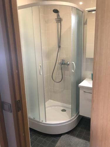 um chuveiro com uma porta de vidro na casa de banho em 1-Bedroom apartment in city centre em Paide