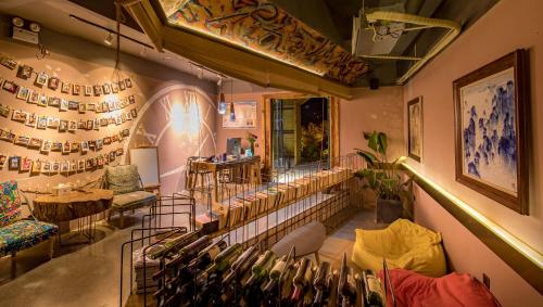 uma sala cheia de garrafas de vinho em Dao Bian Inn em Zhangjiajie