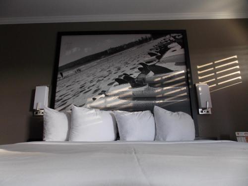 a bedroom with a large picture of a beach at Super 8 by Wyndham Santa Cruz Beach Boardwalk in Santa Cruz