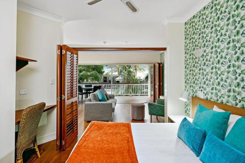 ein Schlafzimmer mit einem Bett und ein Wohnzimmer in der Unterkunft Mantra on the Inlet in Port Douglas