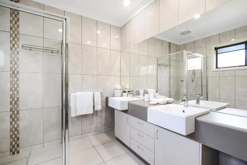un bagno bianco con 2 lavandini e una doccia di Cypress Townhouse 17 - Mulwala a Mulwala