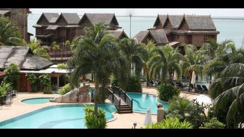 een uitzicht op een resort met een zwembad bij SEA VILLA LANGKAWI LAGOON in Pantai Cenang