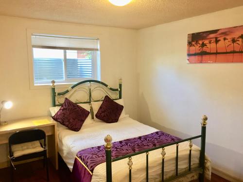 Llit o llits en una habitació de Calgary Star Cozy Home