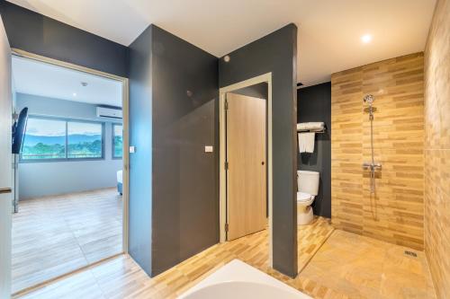 un bagno con doccia e WC di Beehive Boutique Hotel Phuket a Phuket