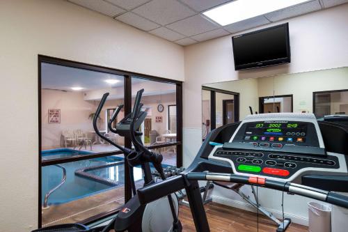 a gym with a swimming pool and a treadmill at Quality Inn I-70 Near Kansas Speedway in Kansas City