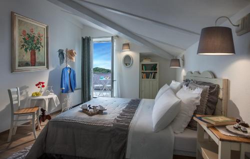 A bed or beds in a room at Roncaglia Suite
