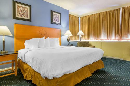 Foto da galeria de Days Inn & Suites by Wyndham Lebanon PA em Lebanon