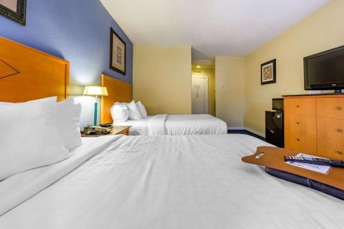 a hotel room with two beds and a flat screen tv at Inn at Lebanon - Hershey & Manheim area in Lebanon