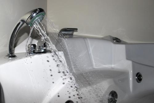 un fregadero con agua saliendo de un grifo en Complejo Rural La Coronilla, en Jarandilla de la Vera