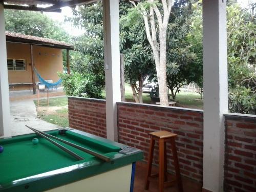 uma mesa de bilhar com tacos de basebol em cima em Pousada Sitio Urbano em São José da Barra