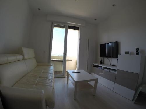 TV a/nebo společenská místnost v ubytování Magnifique studio vue océan