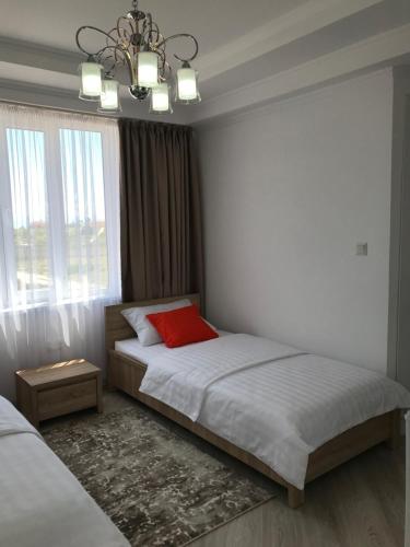 Un pat sau paturi într-o cameră la Guest House “Aura”