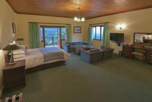Un pat sau paturi într-o cameră la Magoebaskloof Hotel