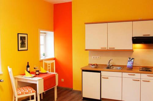 Een keuken of kitchenette bij Hof Esterau - Appartment gelb