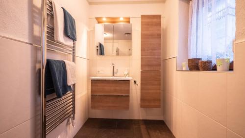 een kleine badkamer met een wastafel en een spiegel bij Ferienhaus Krismer in Fügen