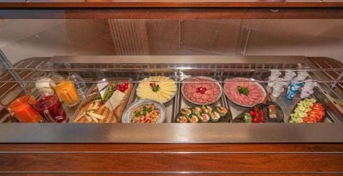 Un cajón lleno de diferentes tipos de comida en Hotel Villa Rinascimento, en Lucca