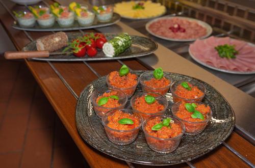Una mesa cubierta con platos de comida encima en Hotel Villa Rinascimento, en Lucca