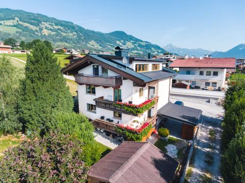 una vista aérea de una casa blanca con flores en Ferienwohnung Schwarzenauer, en Fügen