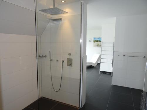 una doccia con porta in vetro in bagno di 5 Sterne Luxusdomizil im Dünenland a Ostseebad Karlshagen