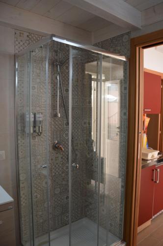 y baño con ducha y puerta de cristal. en Casa vacanze Nonna Lucia, en Matera