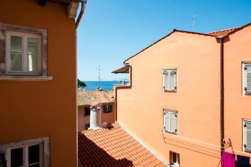 a view of the roofs of buildings at Casa Colloredo Free Parking in Rovinj