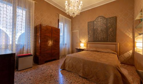 
A bed or beds in a room at Luxury Venetian flat for 2 near Rialto
