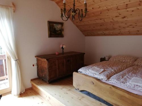 1 dormitorio con cama y techo de madera en Ferienhaus Flattnitz en Flattnitz