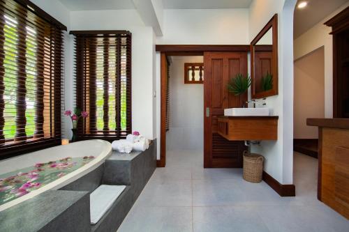 y baño con bañera y lavamanos. en Angkor Privilege Resort & Spa, en Siem Reap