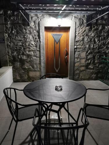 a table and chairs in a room with a door at Villa Meereen in Klis